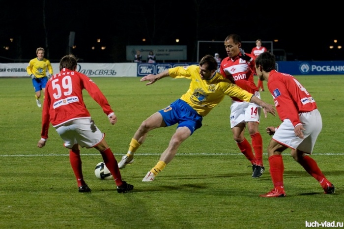 Шамиль Асильдаров пытается выцарапать мяч