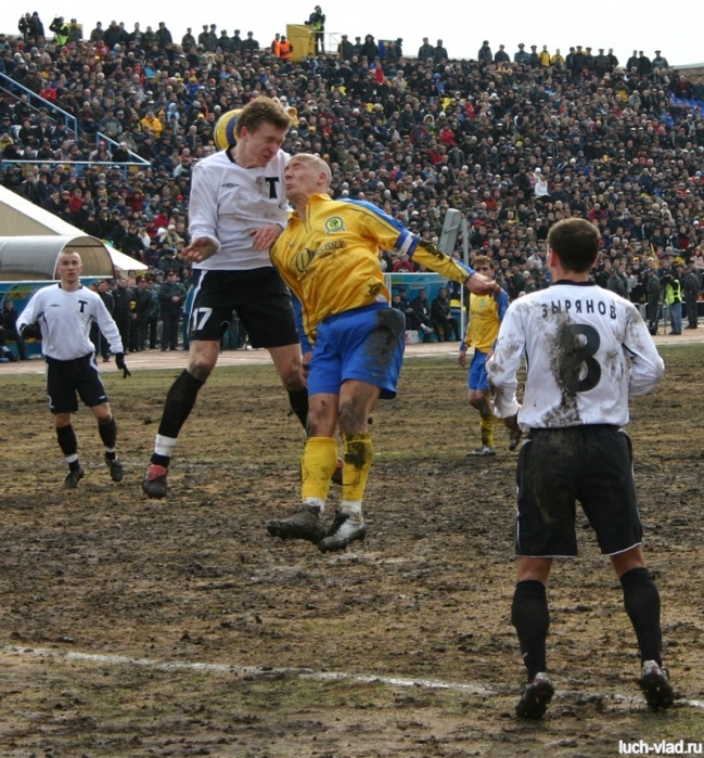На фото Владимир Казаков в борьбе за верховой мяч