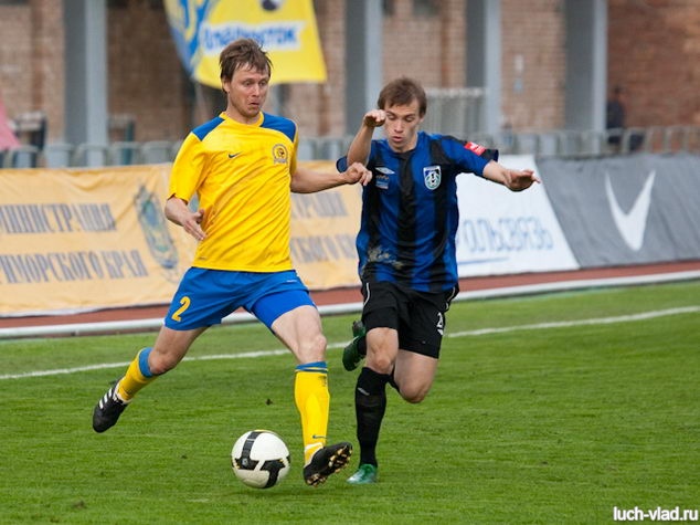 На фото с мячом Павел Смуров 