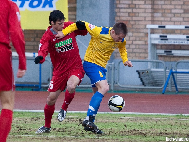 Юрий Роденков борется за мяч