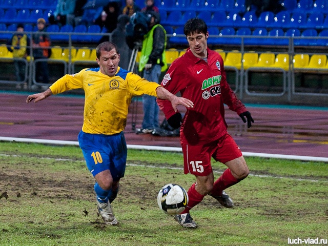 Владимир Гогберашвили борется за мяч