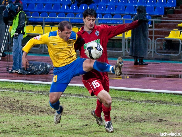 Владимир Гогберашвили в борьбе за мяч