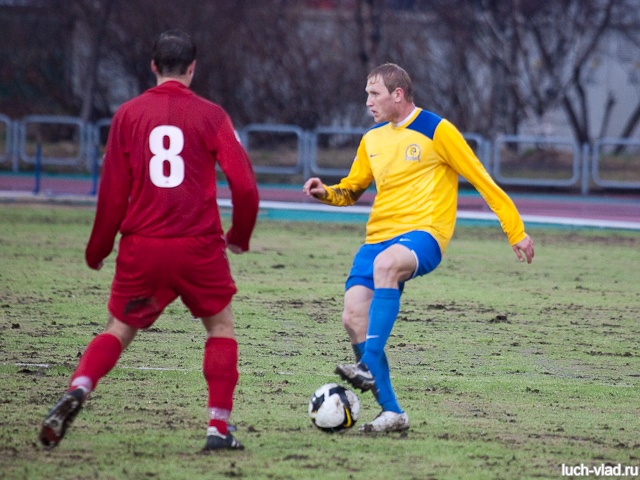 Защитник Александр Данцев смотрит кому отдать мяч