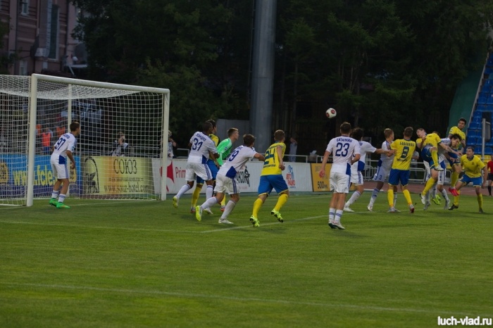 Дмитрий Гузь посылает второй мяч в ворота Волги
