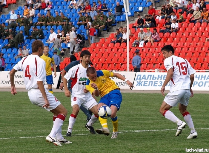 Юрий Роденков борется за мяч